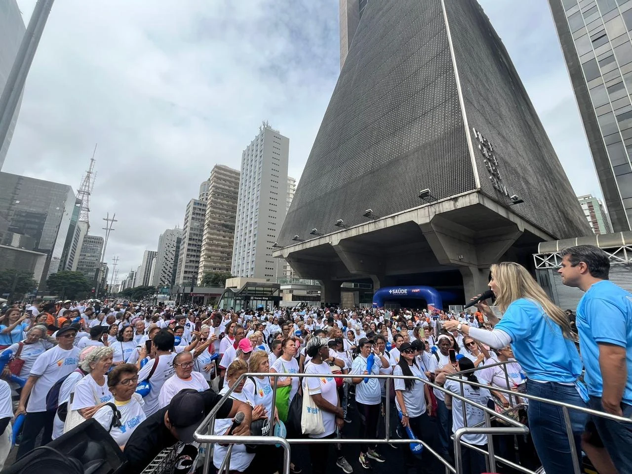 Dra. Juliana Venites diante do público em evento na Avenida Paulista