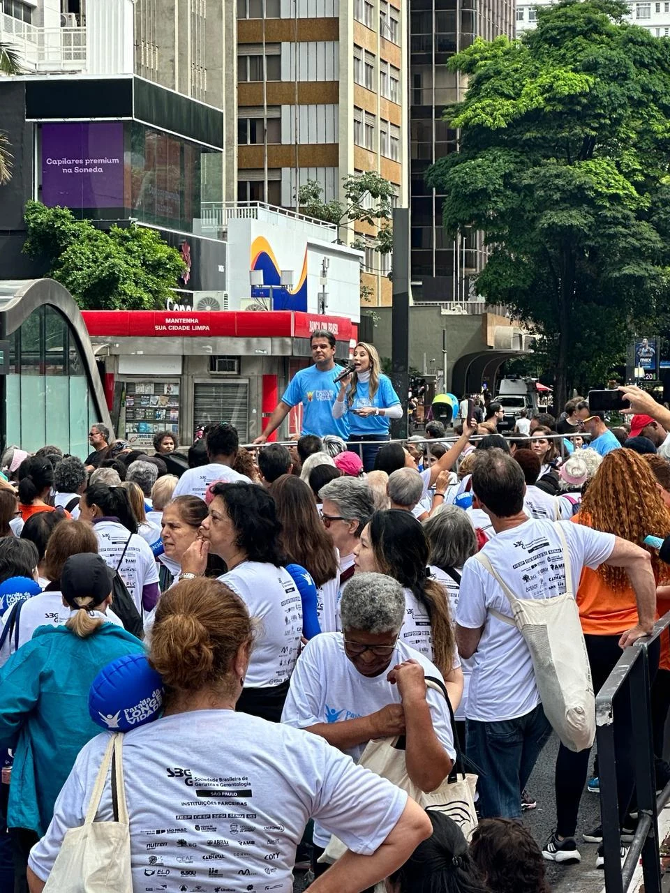 Dra. Juliana Venites falando ao público em evento sobre longevidade