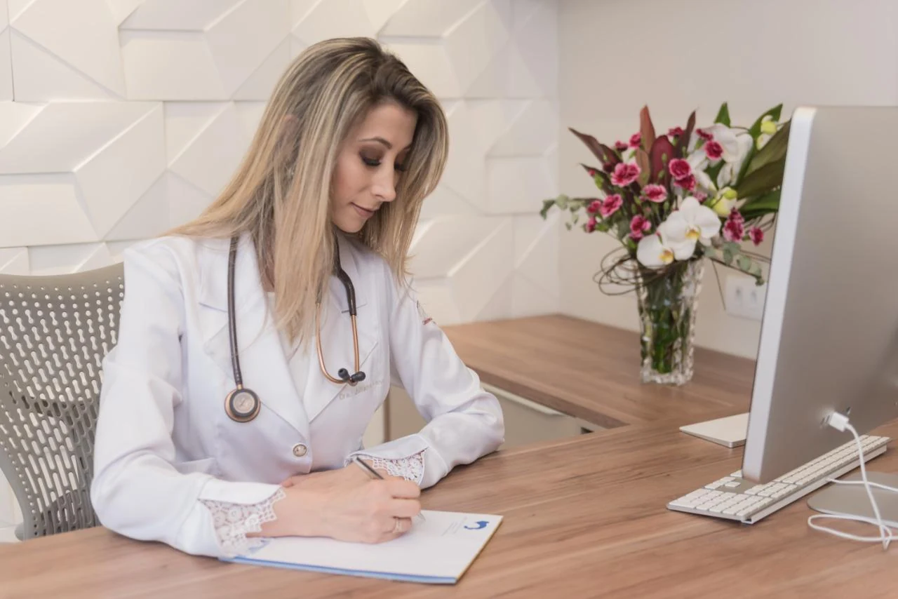Dra. Juliana Venites trabalhando em seu consultório