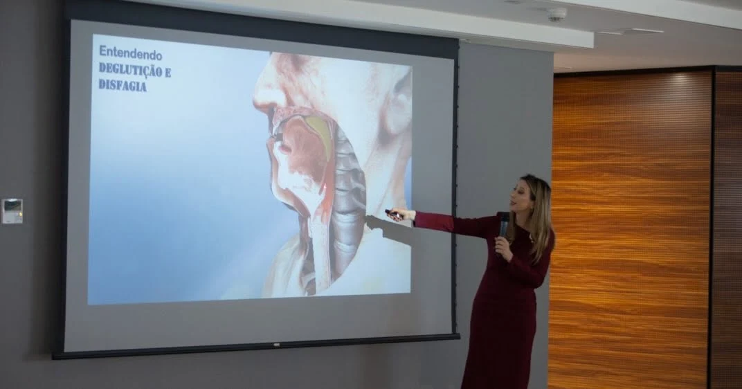 Dra. Juliana Venites proferindo palestra sobre deglutição e disfagia