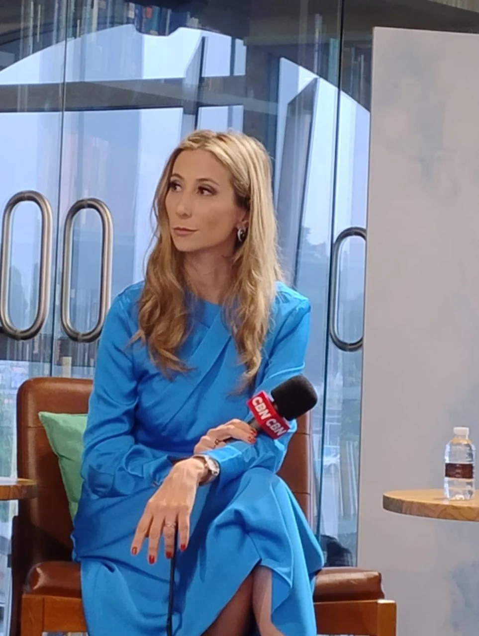 Dra. Juliana Venites participando de uma conversa com microfone da CBN