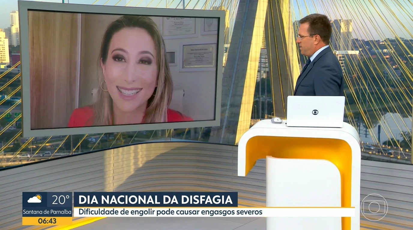 Dra. Juliana Venites em entrevista ao vivo exibida no telão do estúdio do Bom Dia SP